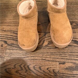 Uggs women size 8 platform mini boots